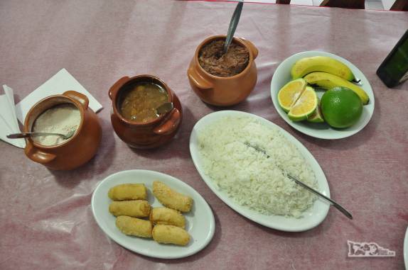 O famosa e delicioso 'Barreado', uma espécie de carne de panela cozida por muitas horas com bastante farinha e acompanhada de banana assada e laranja. Prato típico de Morretes, próximo ao litoral do Paraná